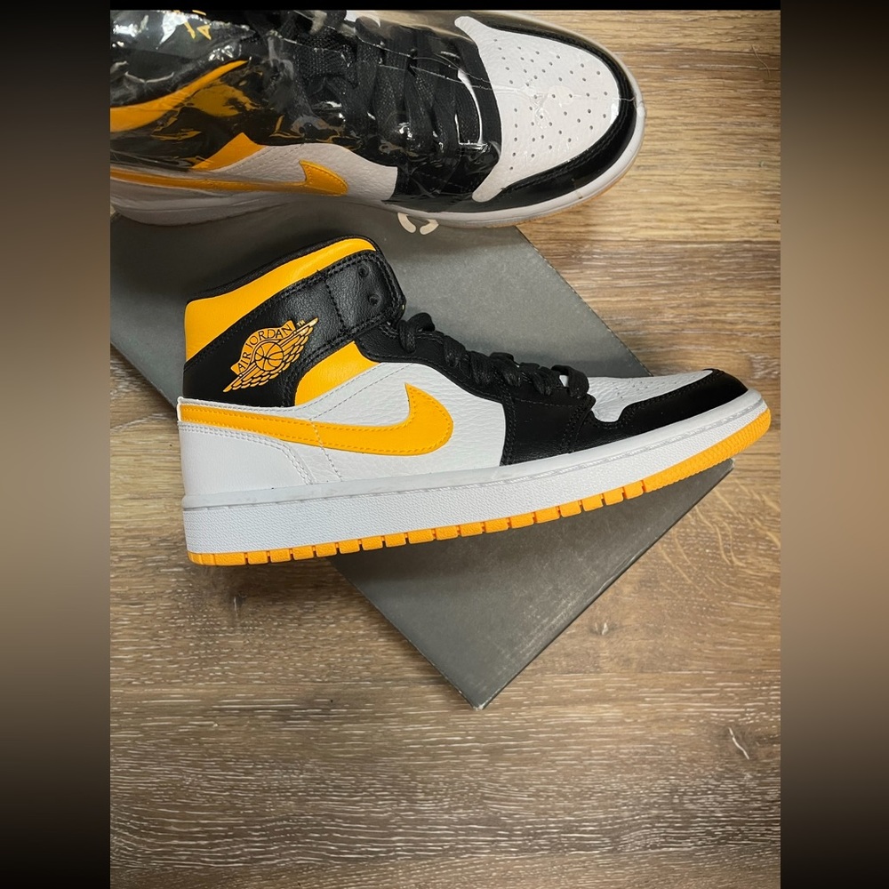 Nike Women’s Air Jordan 1 Mid Laser Orange/Black - Brand New 7.5 (W) - Picture 3 of 8